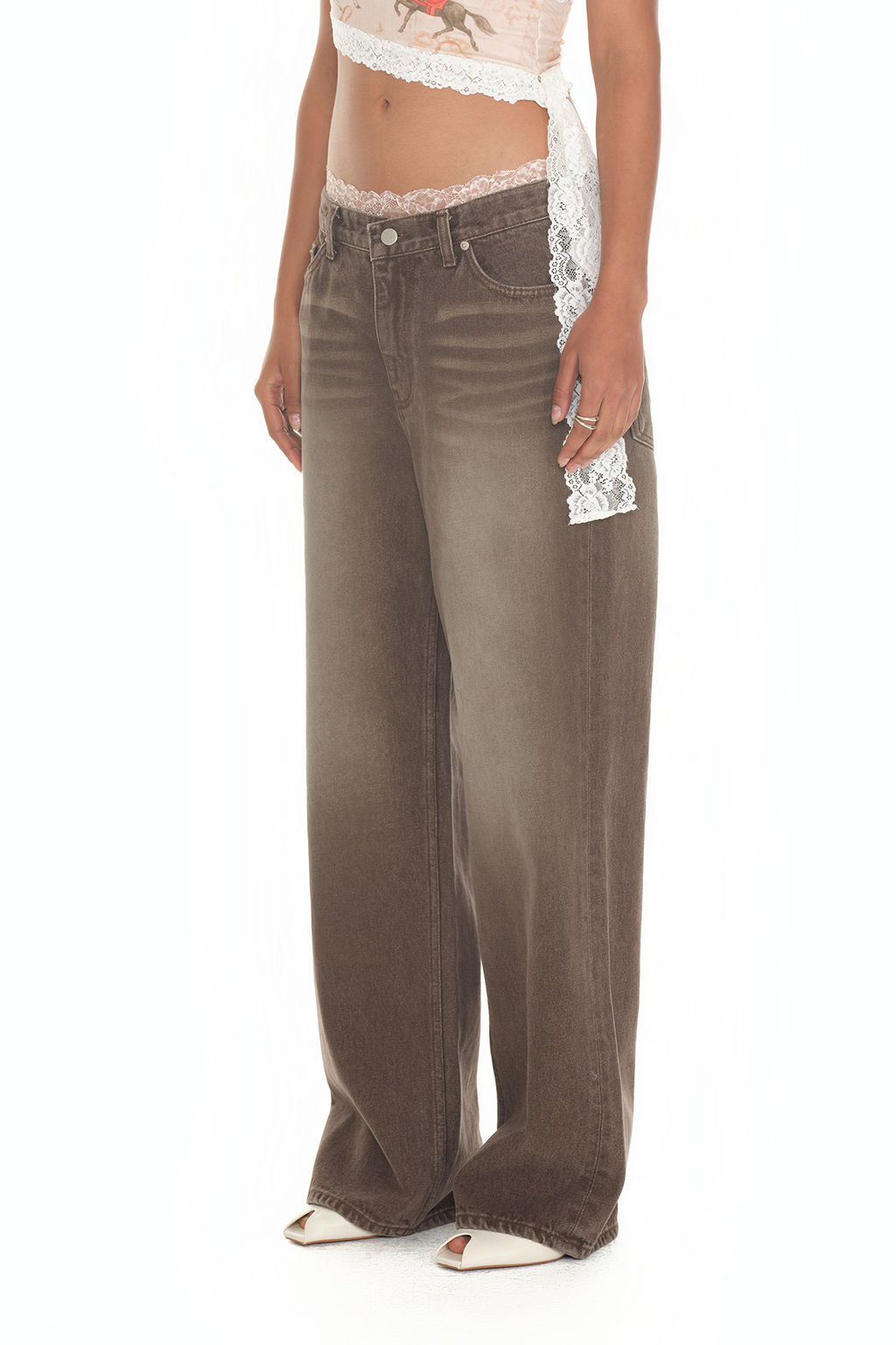 LOW RISE STRAIGHT-FIT JEANS (BROWN)