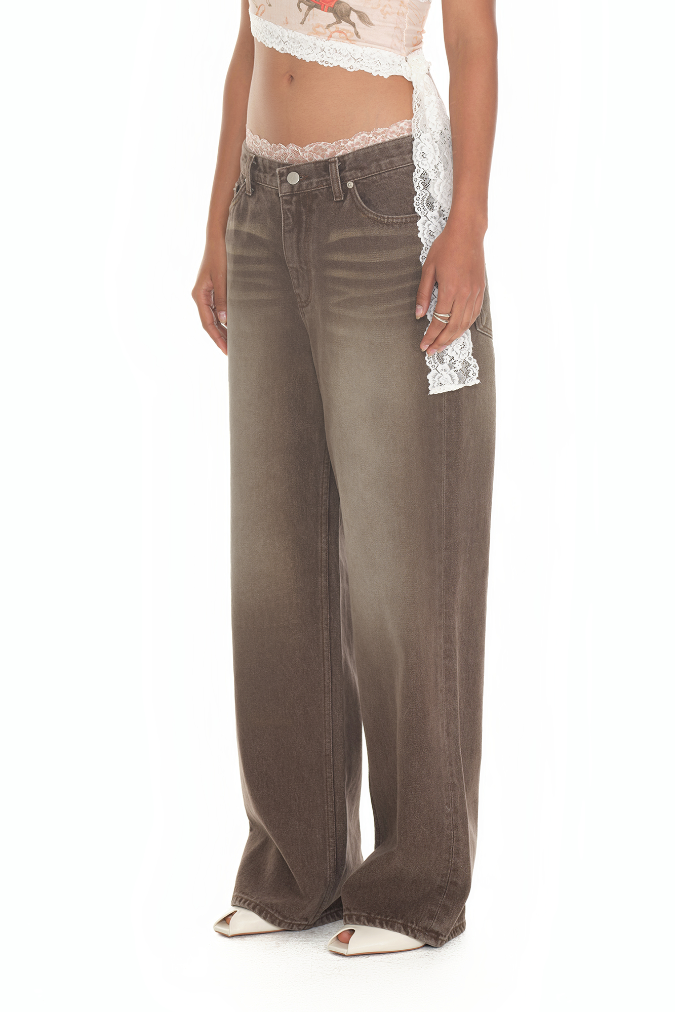 LOW RISE STRAIGHT-FIT JEANS (BROWN)