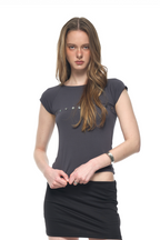 MOTHER OF PEARL BUTTON RAGLAN T-SHIRT (CHARCOAL)